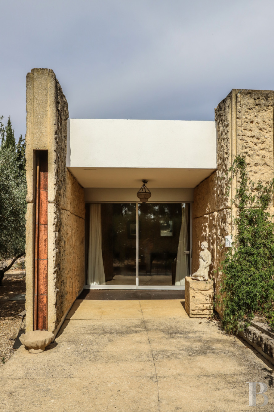 A villa designed and built by a Modernist architect in the heart of an arboreal estate close to Nîmes - photo  n°14